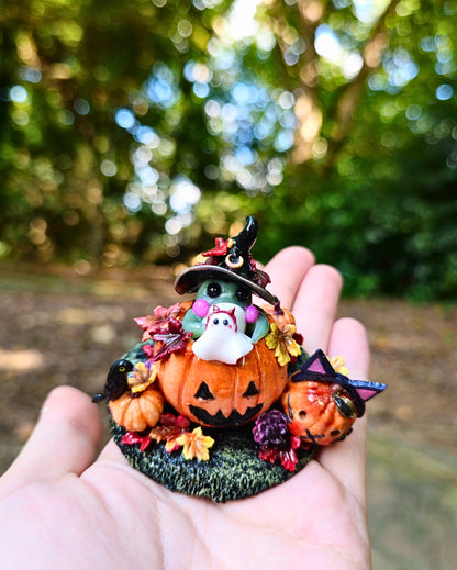 Pumpkin Frog Party Figurine